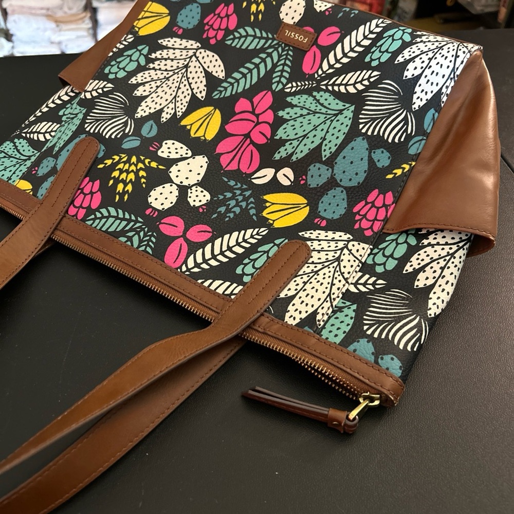 FOSSIL Eliza Tote Bag with Brown and Multicolor Leaf Design